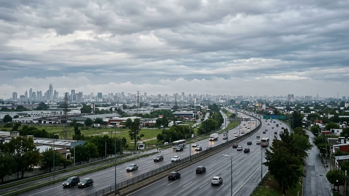 Vista amplia de la Autopista Buenos Aires La Plata con tránsito moderado
