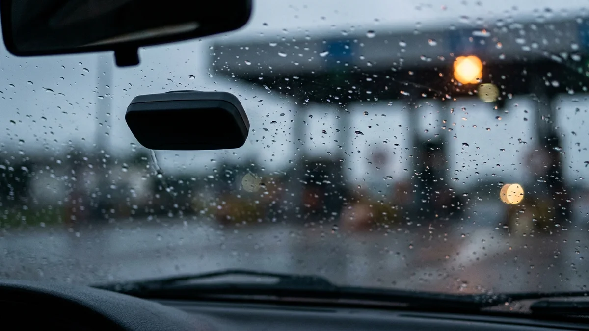 Vista desde un automóvil que espera la habilitación de una vía de peaje electrónico